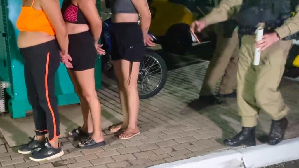 Ação da Polícia Militar contra o tráfico de drogas no Santa Cruz termina com três mulheres levadas à delegacia