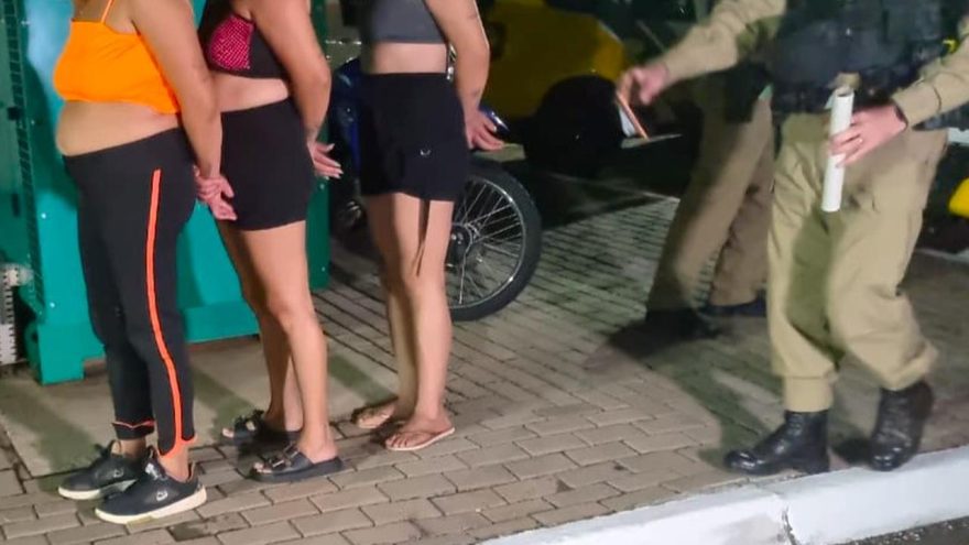 Ação da Polícia Militar contra o tráfico de drogas no Santa Cruz termina com três mulheres levadas à delegacia