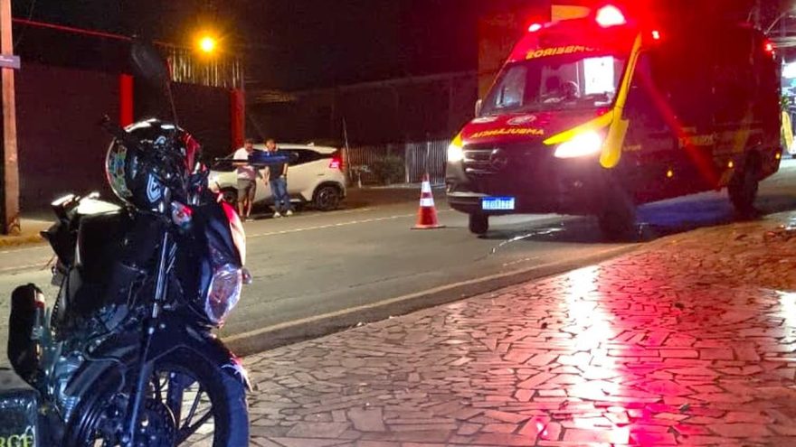 Colisão entre motocicleta e carro elétrico deixa jovem ferido no bairro São Cristóvão