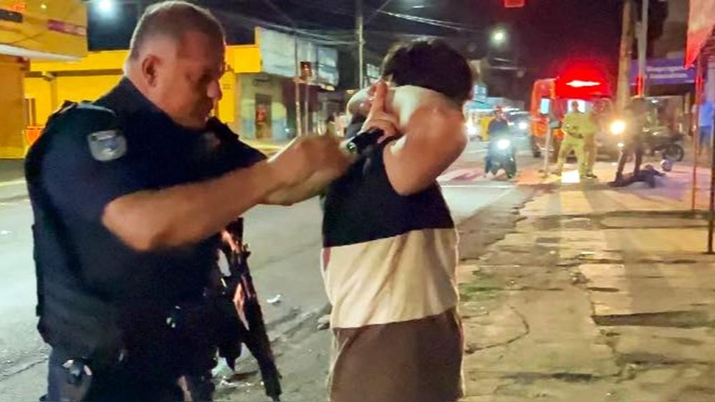 Motociclista se envolve em acidente, ameaça pessoas e retorna com simulacro de arma em Foz do Iguaçu