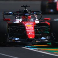 Imagem referente a Leclerc e Piastri lideram treinos livres e Ferrari e McLaren começam fortes na abertura da Fórmula 1 2026