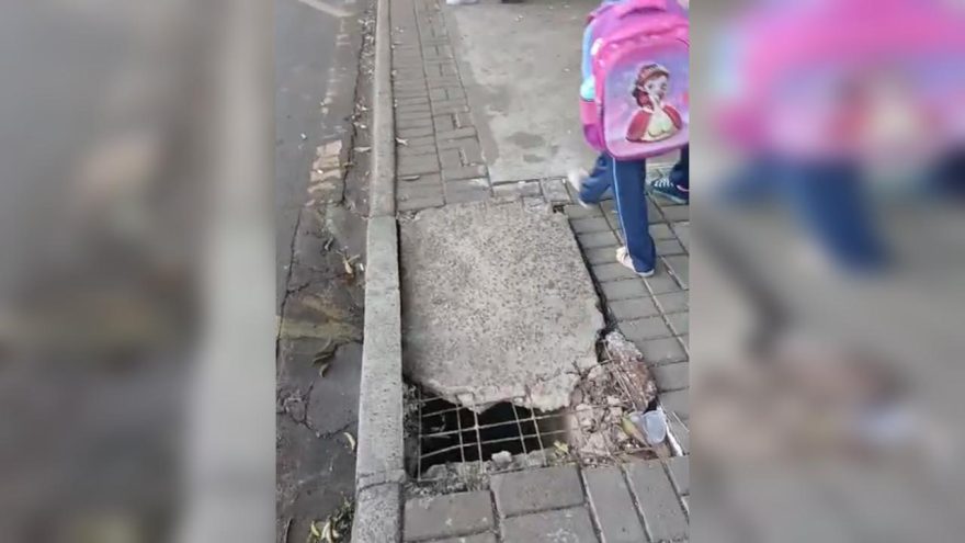 Tampa de bueiro quebrada coloca pedestres em risco no Interlagos