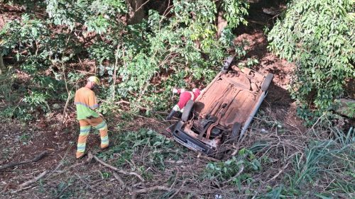 Fiat Uno capota na rodovia PR-170 e motorista não é localizado Fiat Uno capota na rodovia PR-170 e motorista não é localizado