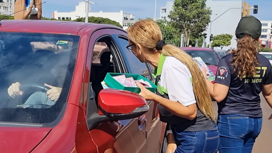 Ações educativas no trânsito em alusão ao Dia Internacional da Mulher são realizadas em Cascavel