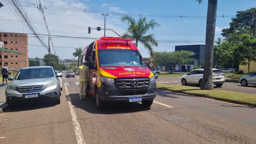 Acidente entre carro e moto deixa jovem ferido na Avenida Brasil