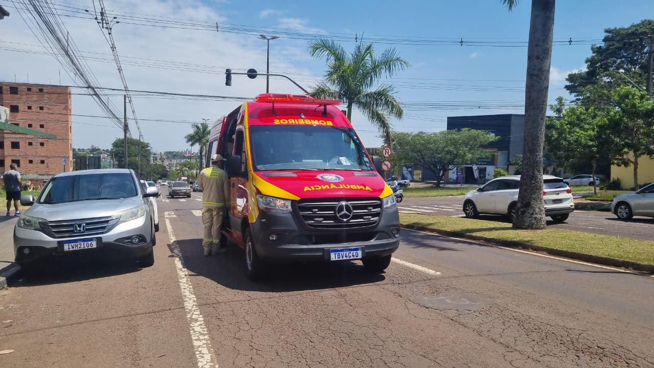 Acidente entre carro e moto deixa jovem ferido na Avenida Brasil