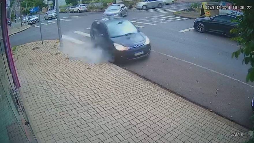 Câmera registra acidente entre Citroën e Honda em cruzamento movimentado de Cascavel