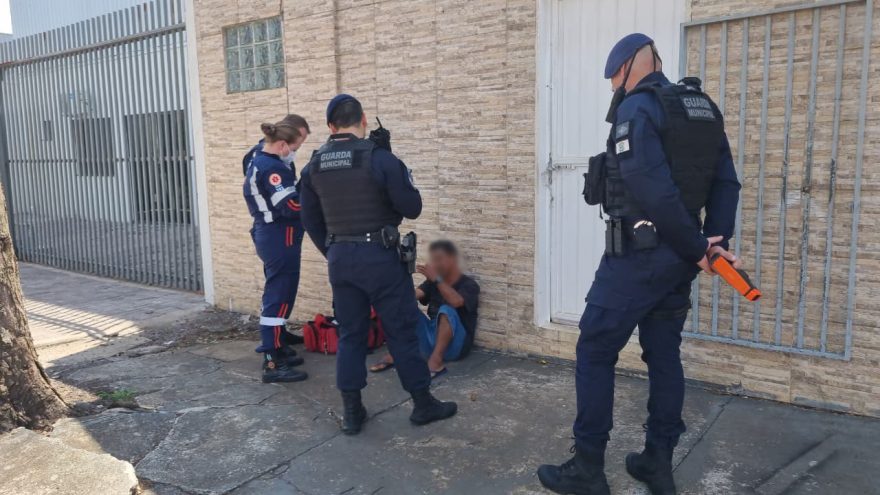 Homem que estaria “socando paredes”, mobiliza SAMU e GM