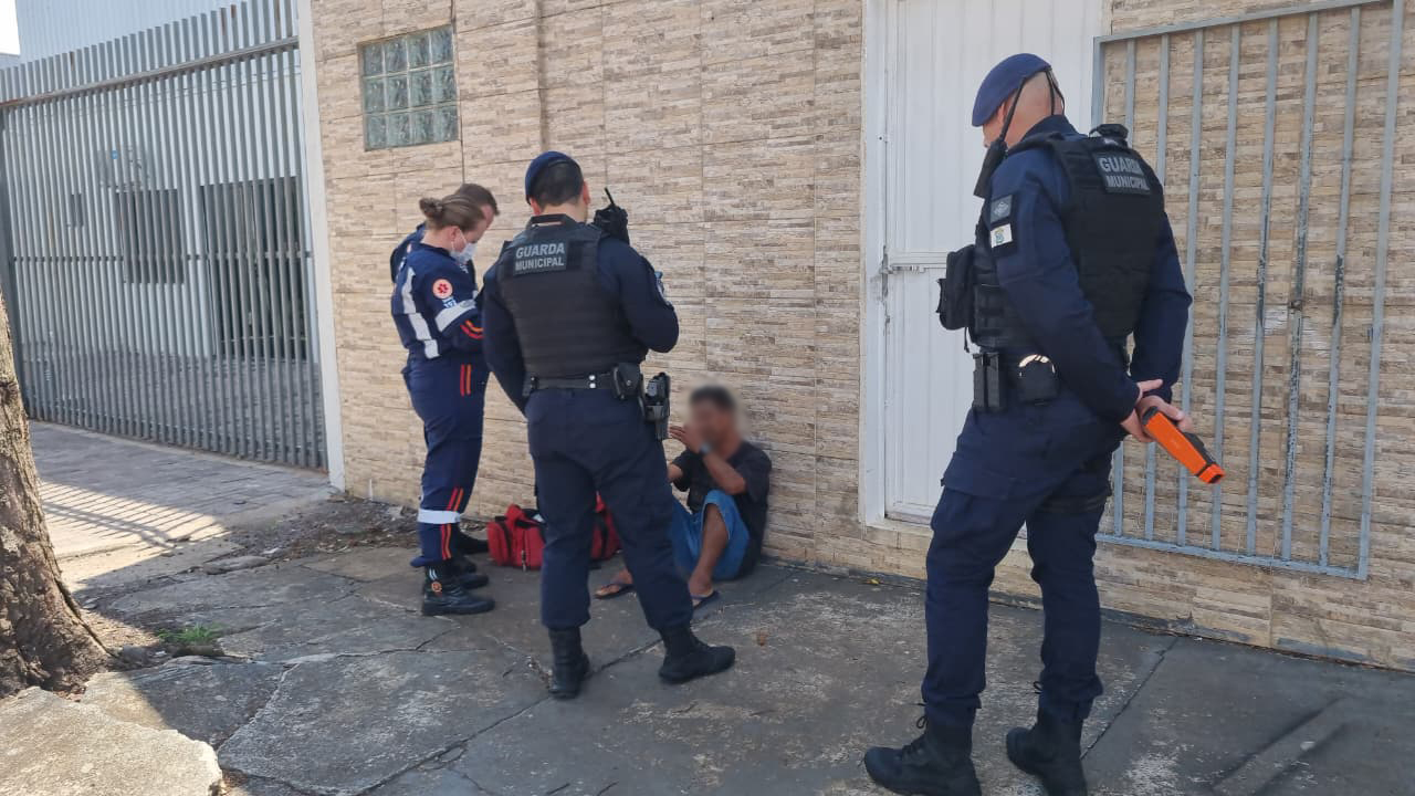 Homem que estaria "socando paredes", mobiliza SAMU e GM Homem que estaria "socando paredes", mobiliza SAMU e GM