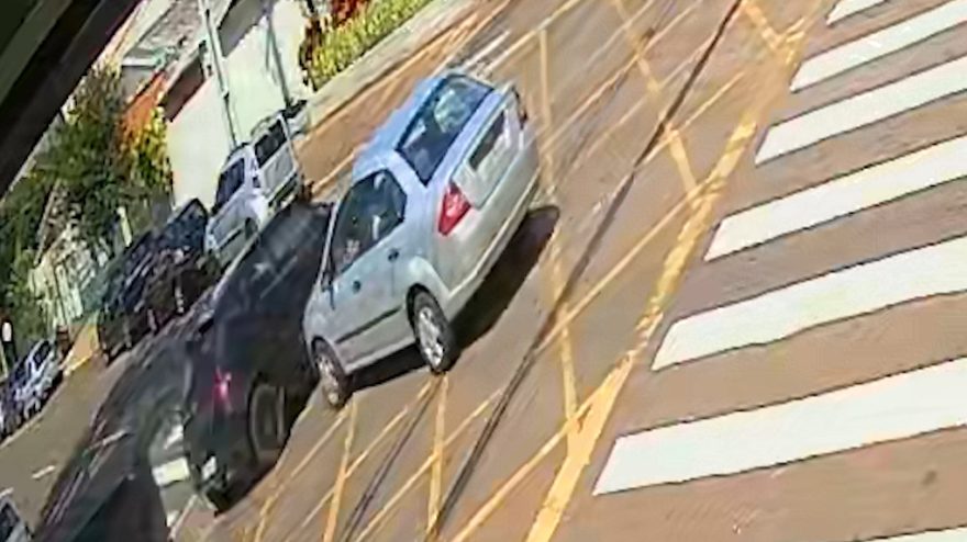 Fiesta fura preferencial e atinge HB20 em cheio
