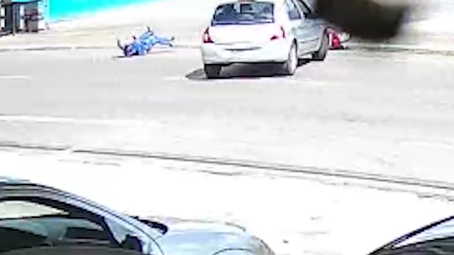 Câmera registra acidente entre carro e moto no Jardim Aclimação, em Cascavel Câmera registra acidente entre carro e moto no Jardim Aclimação, em Cascavel
