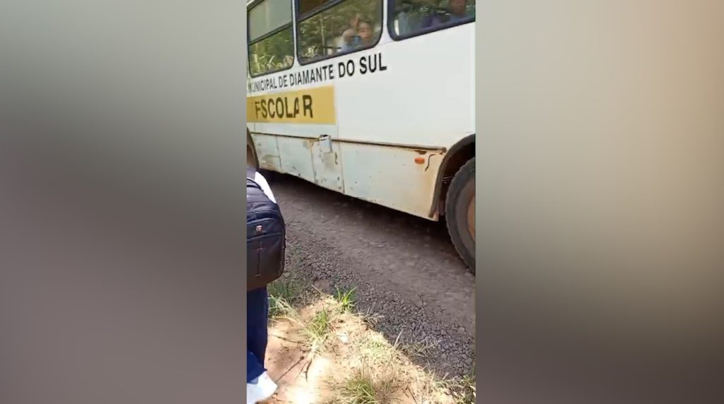 “Simplesmente não deixa meu filho embarcar no ônibus escolar”, diz pai de aluno que acusa prefeito de perseguição política