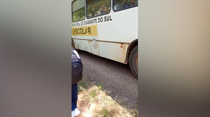 “Simplesmente não deixa meu filho embarcar no ônibus escolar”, diz pai de aluno que acusa prefeito de perseguição política