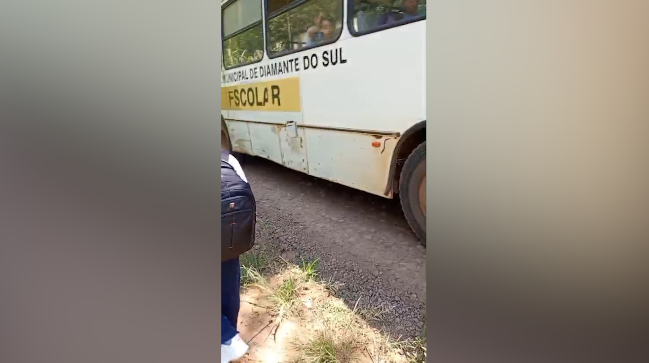 “Simplesmente não deixa meu filho embarcar no ônibus escolar”, diz pai de aluno que acusa prefeito de perseguição política “Simplesmente não deixa meu filho embarcar no ônibus escolar”, diz pai de aluno que acusa prefeito de perseguição política