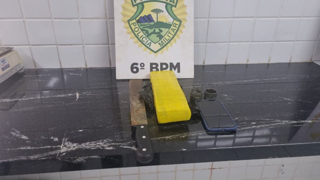 Dupla é detida com maconha e facão após tentar fugir da PM no Jardim Colmeia