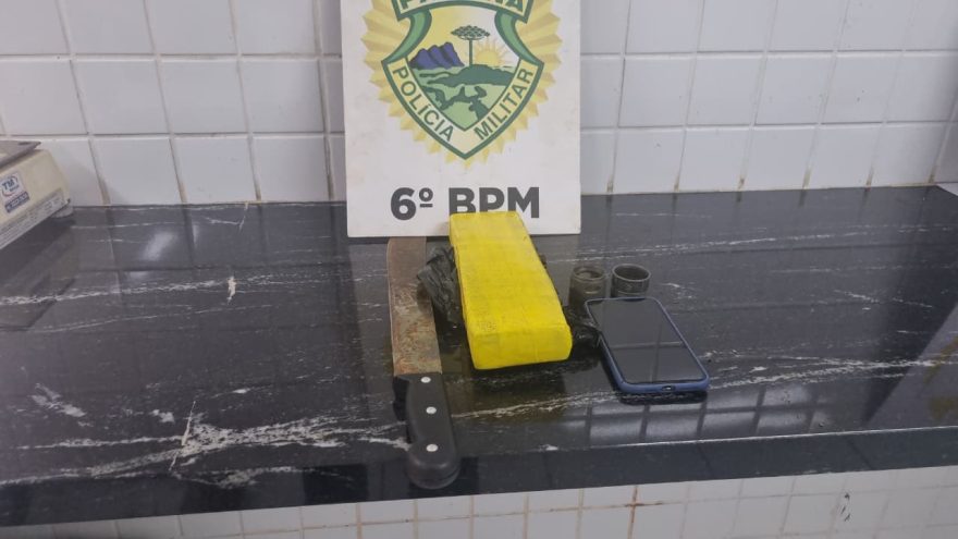 Dupla é detida com maconha e facão após tentar fugir da PM no Jardim Colmeia