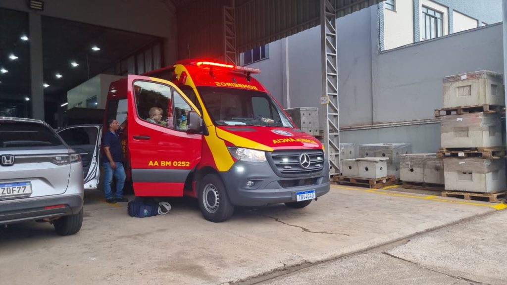 Siate de Cascavel atende idoso vítima de queda de altura em empresa na Vila Tolentino
