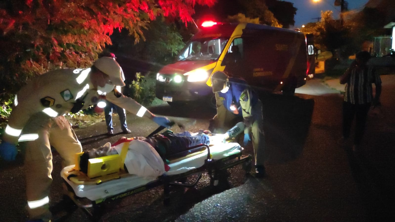 Criança é atropelada por motociclista e ambos ficam feridos na Rua Marechal Floriano Criança é atropelada por motociclista e ambos ficam feridos na Rua Marechal Floriano