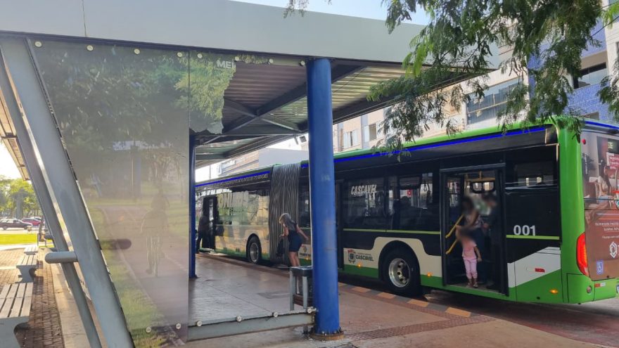 Vidro de ponto de ônibus é encontrado quebrado no Centro de Cascavel
