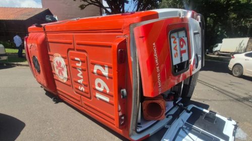 Ambulância do Samu tomba após acidente durante transporte de paciente em Maringá Ambulância do Samu tomba após acidente durante transporte de paciente em Maringá
