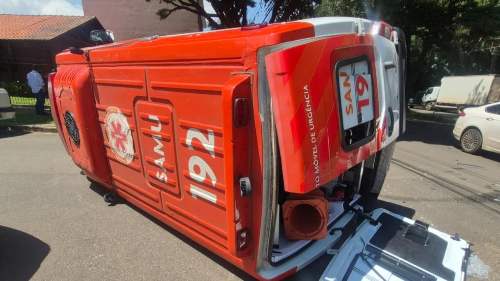Ambulância do Samu tomba após acidente durante transporte de paciente em Maringá Ambulância do Samu tomba após acidente durante transporte de paciente em Maringá