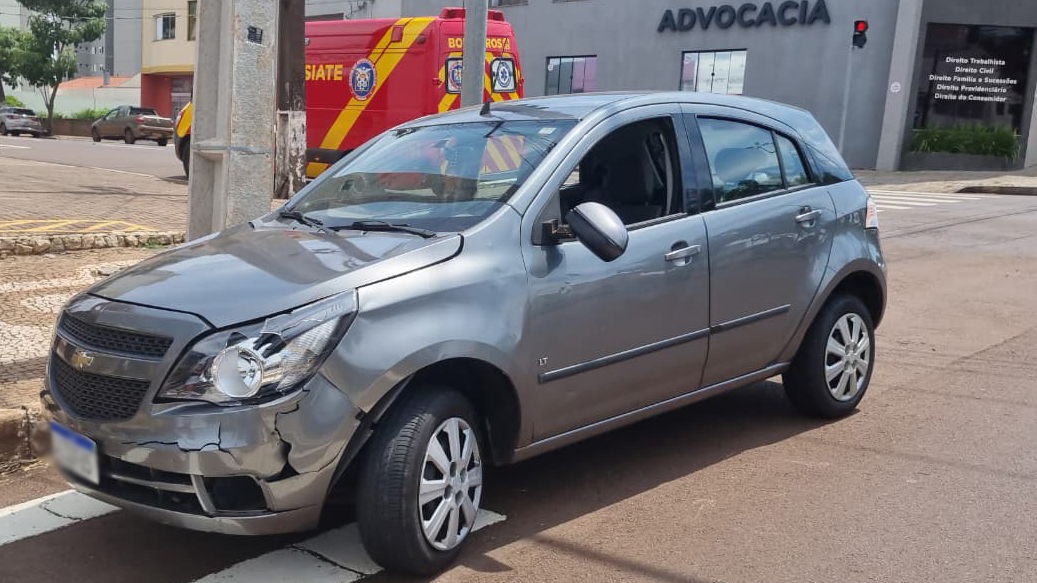 Acidente entre Agile e Factor deixa homem ferido no Centro de Cascavel