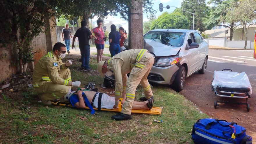Prisma colide violentamente contra poste após acidente com motocicleta