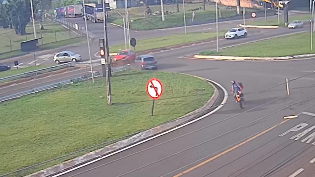 Câmera registra acidente de trânsito no Trevo da Portal