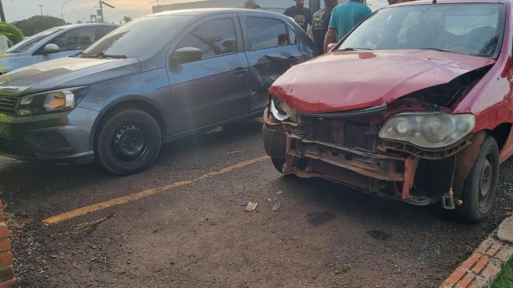 Gol e Palio colidem no Trevo da Portal