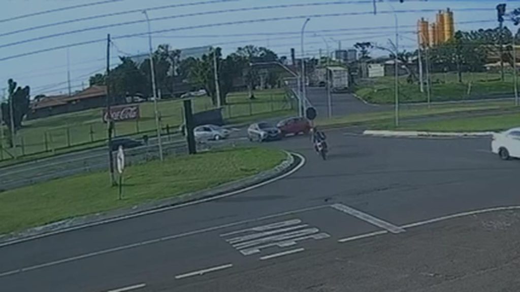 Gol roda na pista em colisão com Palio no Trevo da Portal