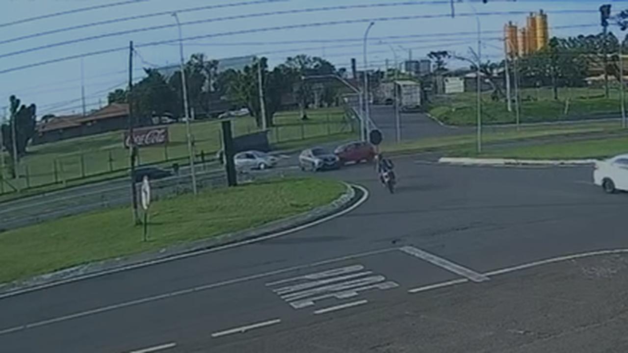 Gol roda na pista em colisão com Palio no Trevo da Portal