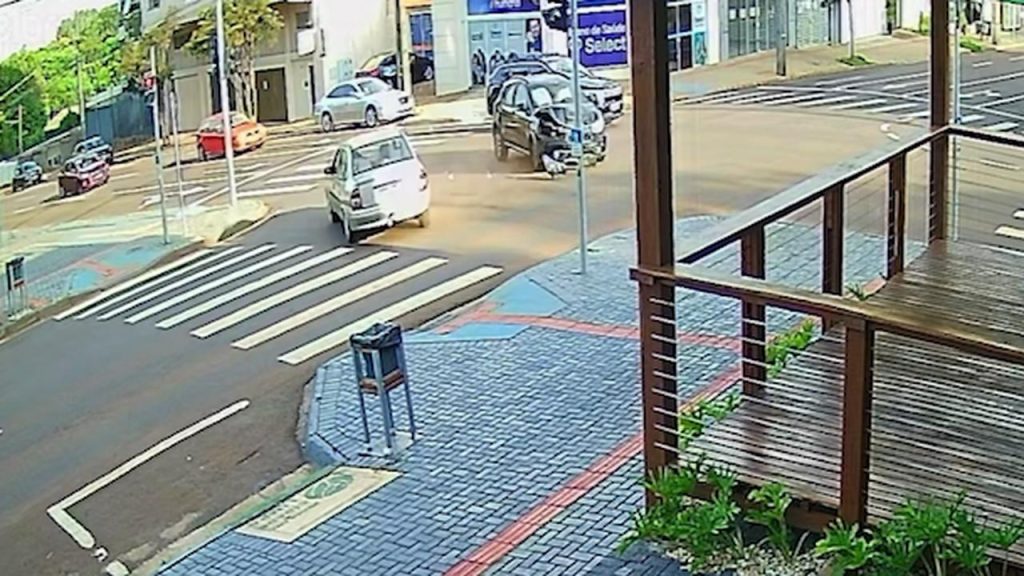Câmera flagra violenta colisão no Centro de Cascavel
