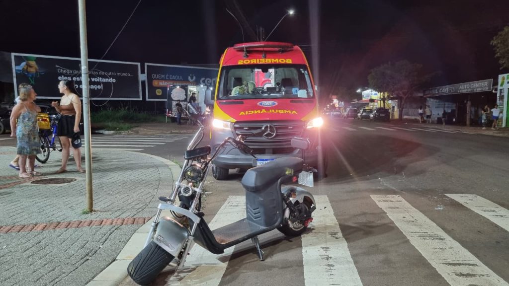 Acidente entre moto e veículo elétrico deixa idoso ferido