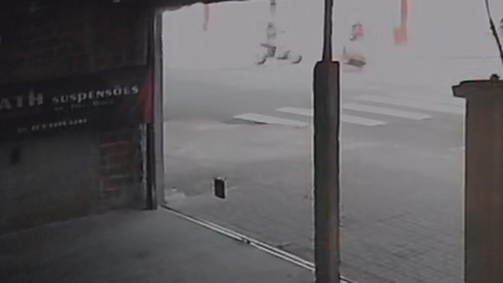 Vídeo: moto e veículo elétrico colidiram frontalmente