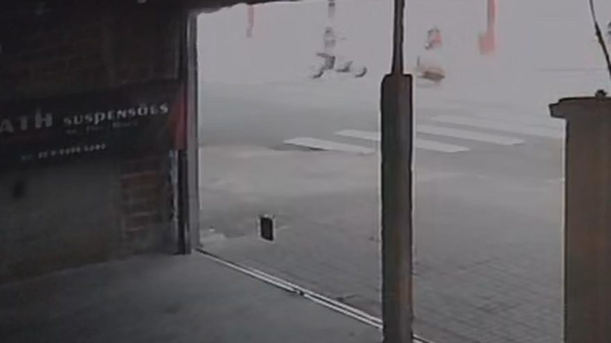 Vídeo: moto e veículo elétrico colidiram frontalmente