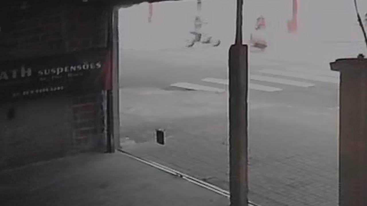 Vídeo: moto e veículo elétrico colidiram frontalmente