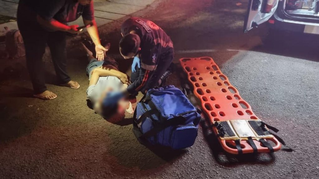 Homem cai de patinete ao passar por buraco