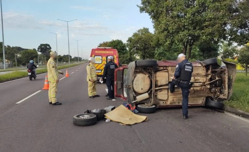 Capotamento deixa mulher ferida e interdita pistas em Curitiba