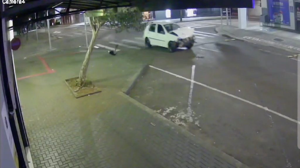 Câmera flagra forte colisão registrada na Rua Rio Grande do Sul em Cascavel