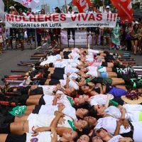 Imagem referente a Mulheres se reúnem em Copacabana contra a violência e o feminicídio