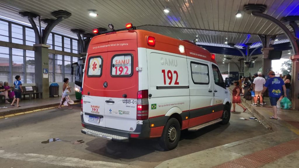 Homem é socorrido pelo Samu após passar mal no Terminal Leste