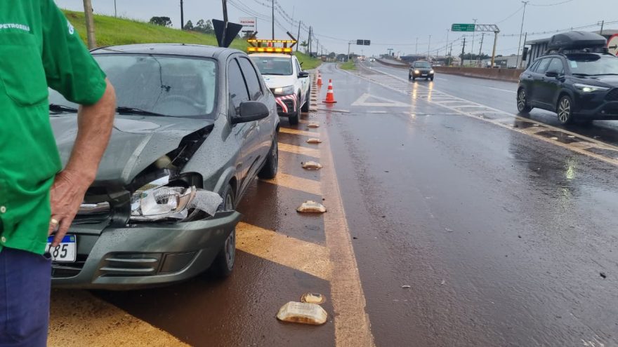 Colisão traseira envolve dois carros na BR-277 perto do Trevo Cataratas