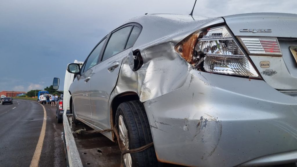 Lado a lado: Civic e Renegade batem na PR-467 em Cascavel