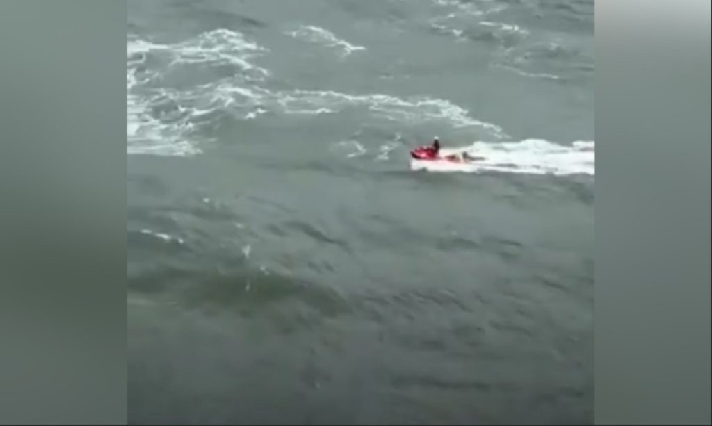 Jovem surfista morre afogada após ficar à deriva no mar da Ilha do Mel