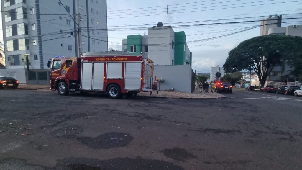 Bombeiros resgatam criança do telhado de prédio e PM prende pai no Cancelli