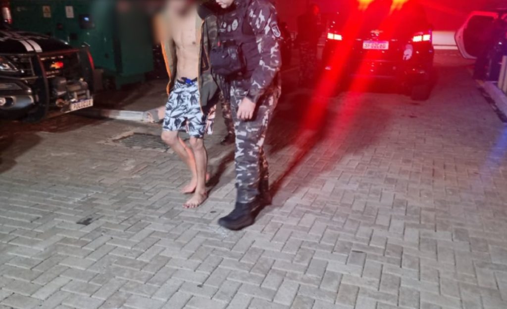 Pai preso por abandono de incapaz de menina de 3 anos chega algemado à 15ª SDP de Cascavel