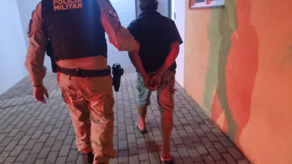 “Faz a janta que ele vai dormir aqui”: homem traz amigo bêbado para dentro de casa e é preso após ameaçar a mulher