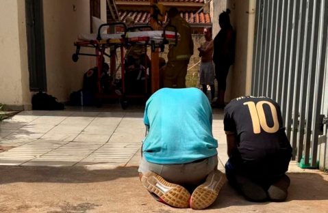 Amigos se ajoelham e rezam enquanto adolescente é socorrido após cair de telhado em Maringá Amigos se ajoelham e rezam enquanto adolescente é socorrido após cair de telhado em Maringá