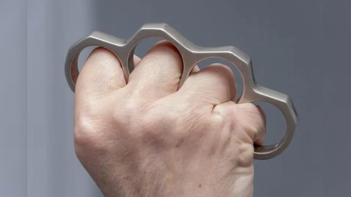 Homem fica gravemente ferido após agressão com soco inglês Homem fica gravemente ferido após agressão com soco inglês