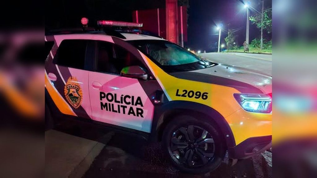 Homem invade casa enquanto mulher tomava banho e é contido com taser pela PM